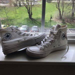MONOCHROMATIC WOMEN CONVERSE SZ 5